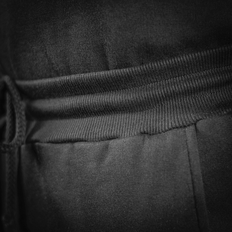 M-Tac Bukser Cotton Classic i sort, komfortabel elastik, 100% bomuld, ideelle til sport og hverdag, detalje af talje og snor.