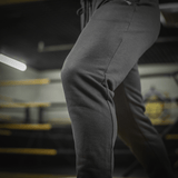 M-Tac Bukser Cotton Classic i brug, komfortable og åndbare sportbukser i 100% bomuld, ideelle til løbeture og fitness.