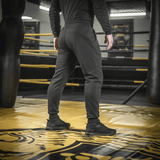 Person iført M-Tac Bukser Cotton Classic i boksering, ideelle til sport og hverdagsbrug, fremstillet i komfortabelt 100% bomuld.