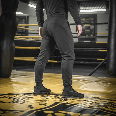 Person iført M-Tac Bukser Cotton Classic i boksering, ideelle til sport og hverdagsbrug, fremstillet i komfortabelt 100% bomuld.