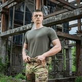 Mand iført M-Tac T-shirt 93/7 Summer i militær omgivelser