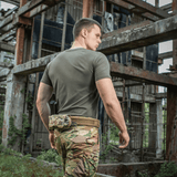 Mand i M-Tac T-shirt 93/7 Summer, udendørs miljø