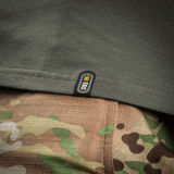 M-Tac T-shirt 93/7 Summer i olivengrøn farve, tæt på camo-bukser, ideel til sommerbrug, komfortabel og åndbar design.