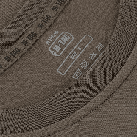 M-Tac T-shirt 93/7 Summer close-up af mærkat, viser størrelsesetiketten med 93% bomuld og 7% elastan, ideel til sommerbrug.