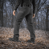M-Tac Bukser Soft Shell Vinter i skovmiljø, ideelle til vinterbrug med fleecefor og vind- og vandafvisende softshell-materiale.