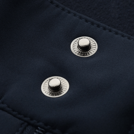 Nærbillede af M-Tac Bukser Soft Shell Vinter detalje med knapper der viser materialekvalitet og slidstyrke.