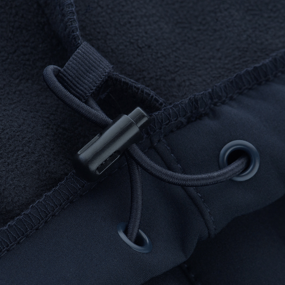 M-Tac Bukser Soft Shell Vinter i tæt på, viser fleecefor og justerbart snoretræk. Ideelle til kolde efterårs- og vinterdage.