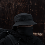 Person iført M-Tac Panama Rip-Stop army-hat med semi-stiv skygge og ventilation. Designet til camouflage og beskyttelse mod vind.