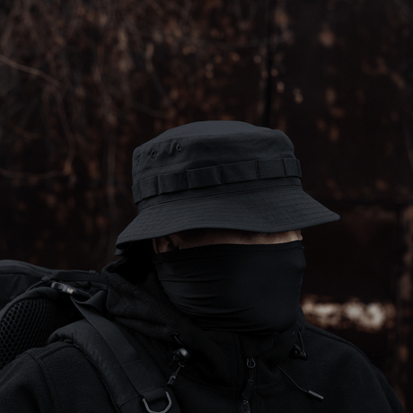 Person iført M-Tac Panama Rip-Stop army-hat med semi-stiv skygge og ventilation. Designet til camouflage og beskyttelse mod vind.