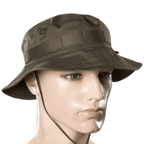 M-Tac Panama Rip-Stop hat på mannequin, army-inspireret med semi-stiv skygge og bånd til camouflage, lavet af rip-stop materiale.