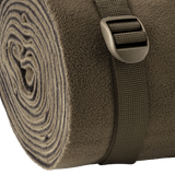 M-Tac Kompressionsrem fastgjort til et sammenrullet tæppe, ideelt til vandreture eller taktisk brug, lavet af robust nylon.