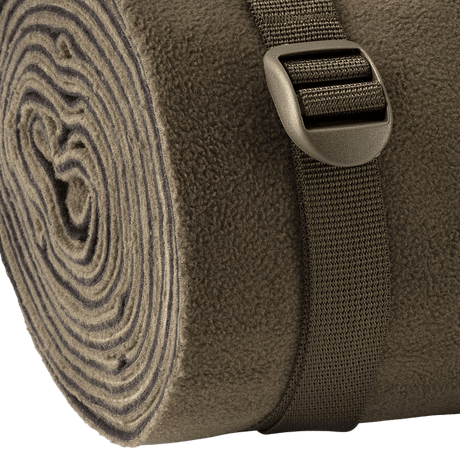 M-Tac Kompressionsrem fastgjort til et sammenrullet tæppe, ideelt til vandreture eller taktisk brug, lavet af robust nylon.