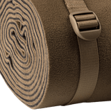 M-Tac Kompressionsrem i nylon, ideel til vandreture og militærbrug, fastgjort på en sammenrullet tæppe som ekstra bælte.