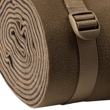 M-Tac Kompressionsrem i nylon, ideel til vandreture og militærbrug, fastgjort på en sammenrullet tæppe som ekstra bælte.