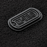 M-Tac Alpha Microfleece Jakke Gen.II logo detalje på fleeceoverflade, moderne jakke til taktisk og outdoor brug i koldt vejr.