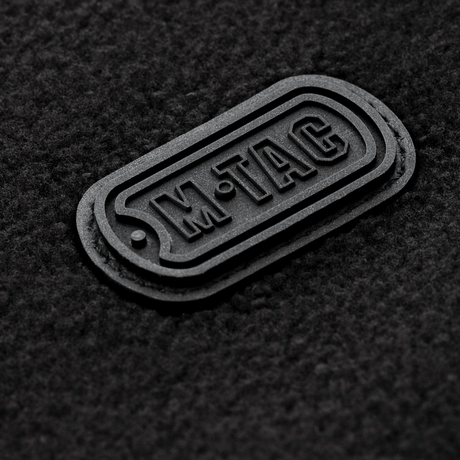 M-Tac Alpha Microfleece Jakke Gen.II logo detalje på fleeceoverflade, moderne jakke til taktisk og outdoor brug i koldt vejr.