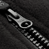 Nærbillede af lynlås på M-Tac Alpha Microfleece Jakke Gen.II, der viser holdbarhed og kvalitet i outdoor-beklædning.