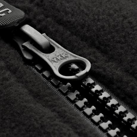 Nærbillede af lynlås på M-Tac Alpha Microfleece Jakke Gen.II, der viser holdbarhed og kvalitet i outdoor-beklædning.