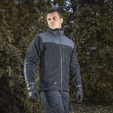 Mand iført M-Tac Alpha Microfleece Jakke Gen.II, perfekt til taktisk og outdoor-brug i koldt vejr.