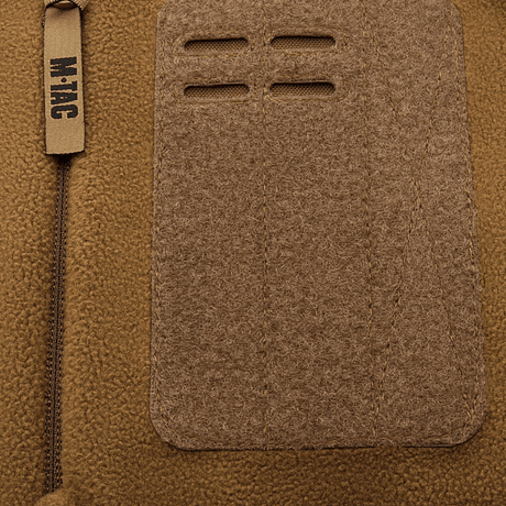 Nærbillede af M-Tac Alpha Microfleece Jakke Gen.II med forstærket fleece og Oxford nylon på skuldre for ekstra holdbarhed.