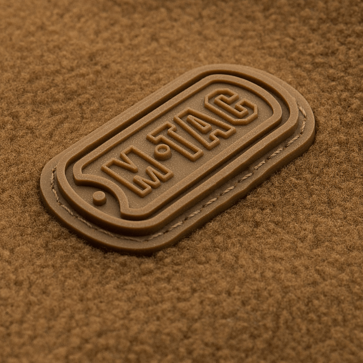 Logo på M-Tac Alpha Microfleece Jakke Gen.II viser avanceret design og slidstyrke for koldt vejr udendørs aktiviteter.