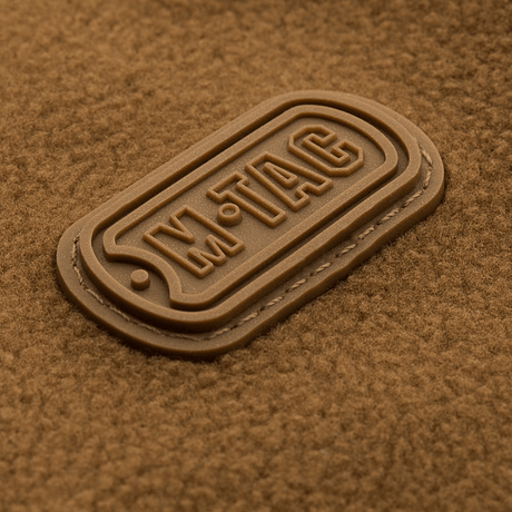 Logo på M-Tac Alpha Microfleece Jakke Gen.II viser avanceret design og slidstyrke for koldt vejr udendørs aktiviteter.