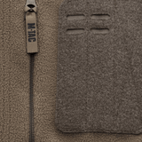 Nærbillede af M-Tac Alpha Microfleece Jakke Gen.II med forstærket fleece og Oxford nylon detaljer til taktisk brug i koldt vejr.