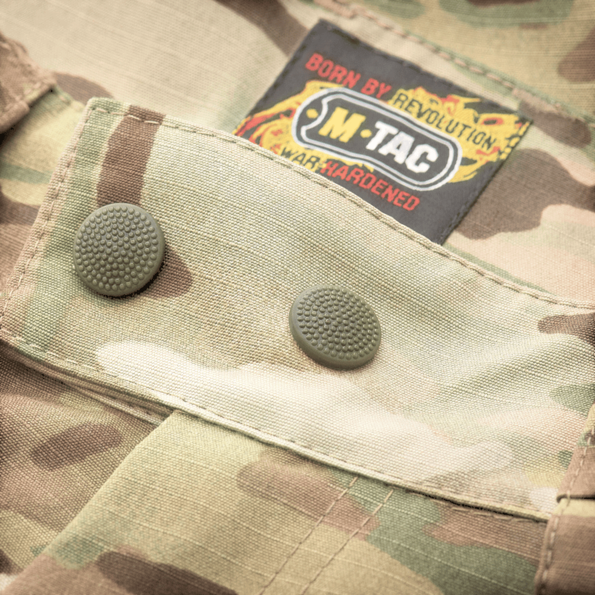 M-Tac Bukser Aggressor Elite NYCO i camouflagemønster med mærkat og stærke knapper, fremstillet af slitstærkt NYCO rip-stop stof.