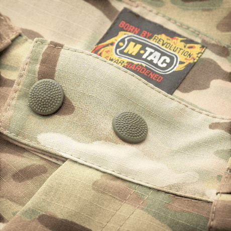 M-Tac Bukser Aggressor Elite NYCO i camouflagemønster med mærkat og stærke knapper, fremstillet af slitstærkt NYCO rip-stop stof.