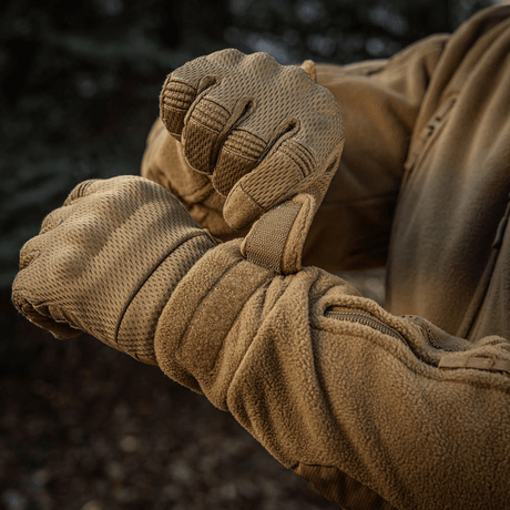 Person iført M-Tac Division Gen.II Windblock Fleecejakke tilpasser ærme, ideel til kolde vejrforhold og vindbeskyttelse