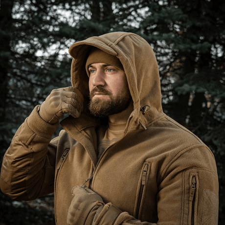 Mand iført M-Tac Division Gen.II Windblock Fleecejakke i skoven, designet til at beskytte mod vind og kulde, meget velegnet til koldt vejr.