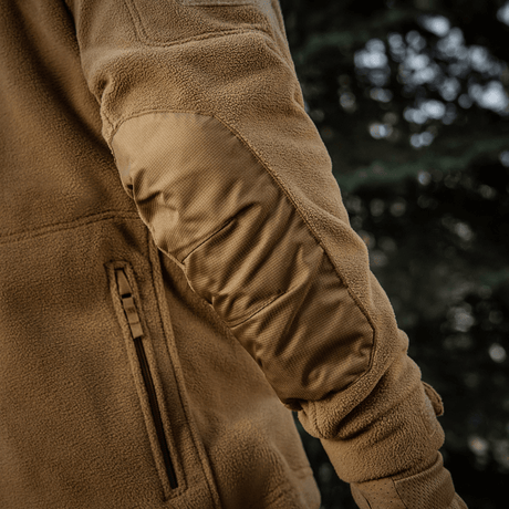 Nærbillede af M-Tac Division Gen.II Windblock Fleecejakke, fremstillet af 100% polyester med WindBlock-membran til varme og vindbeskyttelse.