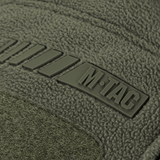 Detalje af M-Tac Division Gen.II Windblock Fleecejakke viser mærkelogo på olivengrøn polyester.