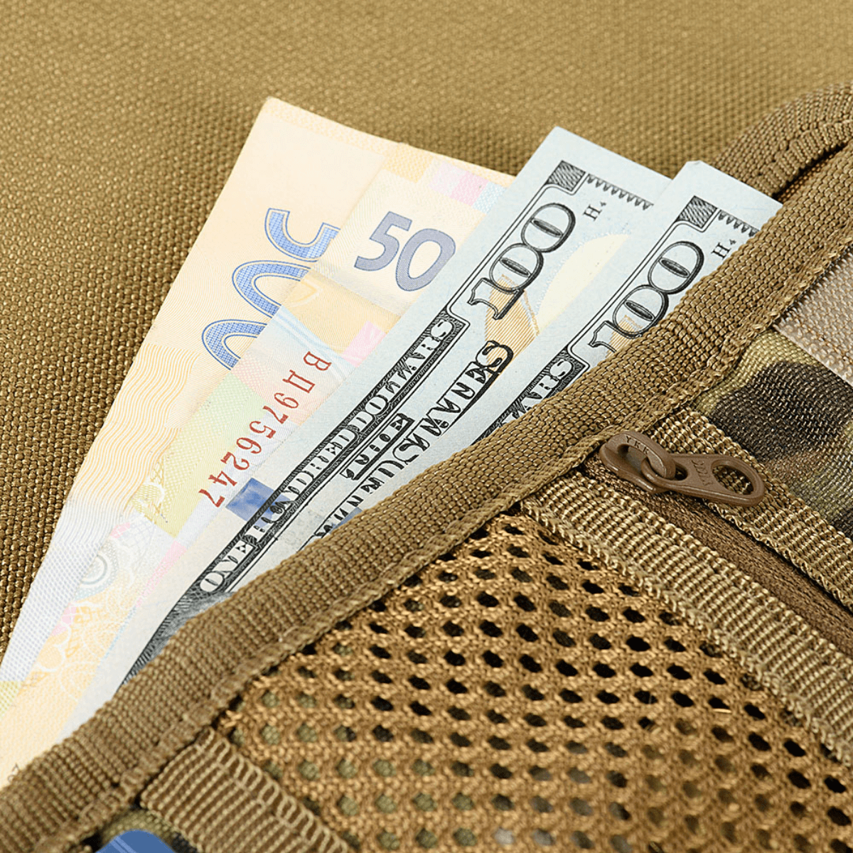 M-Tac Pung Elite Gen.II med kontanter og lynlås i slidstærkt Cordura 500D materiale, holder penge og kort sikkert.