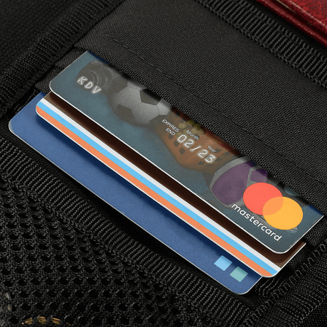 M-Tac Pung Elite Gen.II med kortlommer, ideel til kontanter og kort, fremstillet af slidstærkt Cordura 500D, viser flere kort opbevaret.