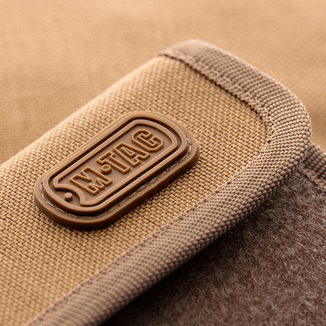 M-Tac Pung med Patch Panel Elite i holdbart 1000D CORDURA® materiale, detalje af M-Tac logo på pungen i militærstil.