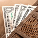 M-Tac Pung med Patch Panel Elite i militærstil, åben med synlige dollarsedler, viser robust CORDURA® konstruktion og Velcro-lukning.