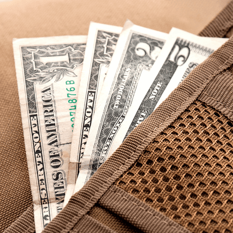 M-Tac Pung med Patch Panel Elite i militærstil, åben med synlige dollarsedler, viser robust CORDURA® konstruktion og Velcro-lukning.