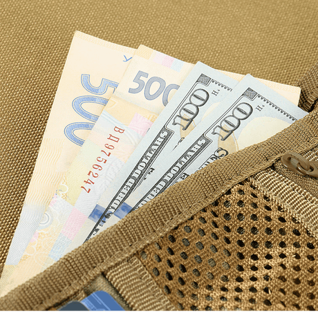 Nærbillede af M-Tac Pung med Patch Panel Elite Gen. II med kontanter i rum.