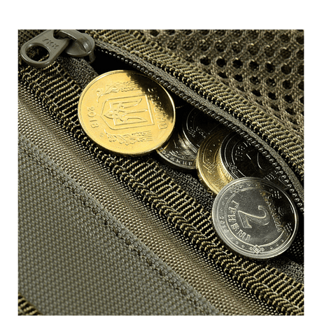 M-Tac Pung med Patch Panel Elite Gen. II tæt på lynlåslomme med mønter