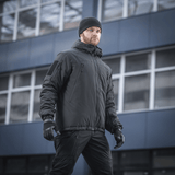 Mand iført M-Tac Alpha Gen.III Pro Vinterjakke, designet til komfort og funktionalitet i koldt vejr, ideel til temperaturer ned til -20°C.