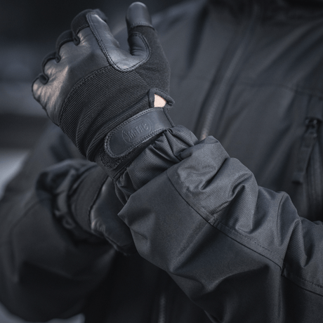 M-Tac Alpha Gen.III Pro Vinterjakke i brug i det fri, med fokus på funktionalitet og holdbarhed i koldt vejr.