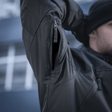 Nærbillede af M-Tac Alpha Gen.III Pro Vinterjakke med lynlåsdetalje under armen, designet til funktionalitet og komfort ved lave temperaturer.