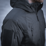 M-Tac Alpha Gen.III Pro Vinterjakke med justerbar hætte i sort, ideel til ekstreme kuldeforhold ned til -20°C og daglig komfort.