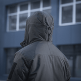 M-Tac Alpha Gen.III Pro Vinterjakke med justerbar hætte, set bagfra, fremhæver holdbarhed og stilfuldt design