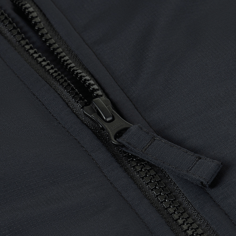 Nærbillede af lynlås på M-Tac Alpha Gen.III Pro Vinterjakke med vandtæt nylon og G-Loft isolering