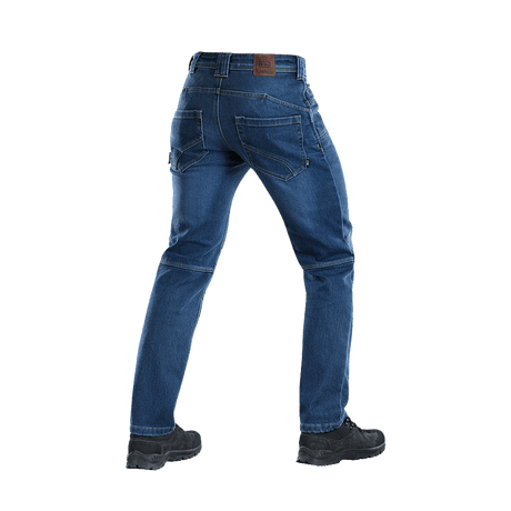 Bagside af M-Tac Jeans Tactical Gen. I Cordura Regular Fit, holdbare Cordura denimbukser til dagligt og taktisk brug, vist med støvler.
