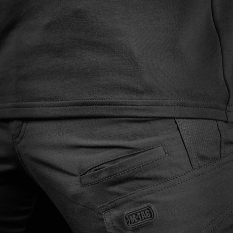 Sort M-Tac Raglan Athlete sweatshirt med raglanærmer for optimal bevægelsesfrihed, perfekt til sport og hverdag. Materiale: bomuld og elastan.