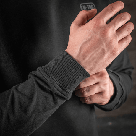 M-Tac Raglan Athlete sweatshirt med strækbare manchetter i sort, fokuserer på bevægelsesfrihed og komfort for daglig brug.