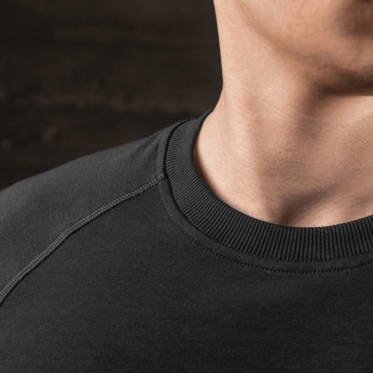 M-Tac Raglan Athlete sweatshirt i sort med rund hals og raglanærmer, perfekt til bevægelsesfrihed og daglig brug.